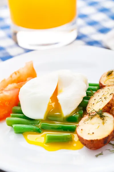 Poached egg with french beans and baked potato — Stock Photo, Image