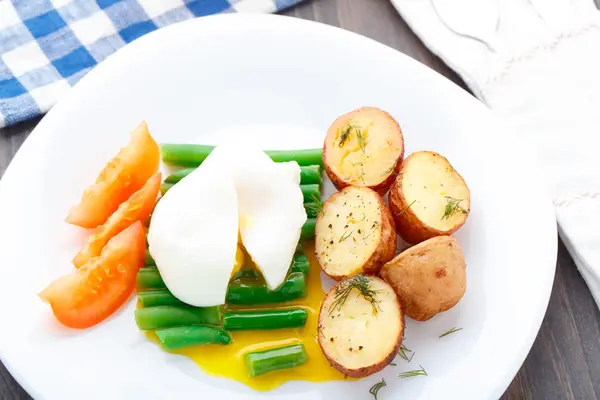 Poached egg with french beans and baked potato — Stock Photo, Image
