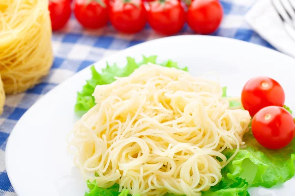 Deliciosos espaguetis con tomate —  Fotos de Stock