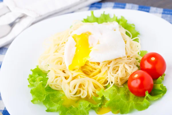 Spageti lezat dengan tomat dan telur rebus — Stok Foto