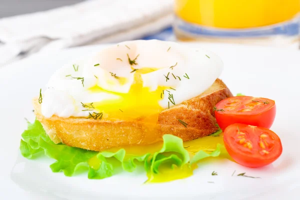Pocherat ägg med dill på bröd — Stockfoto