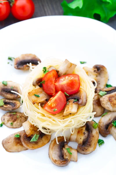 Pasta con pomodoro ciliegia e funghi — Foto Stock