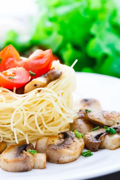 Pasta med körsbär tomat och svamp — Stockfoto