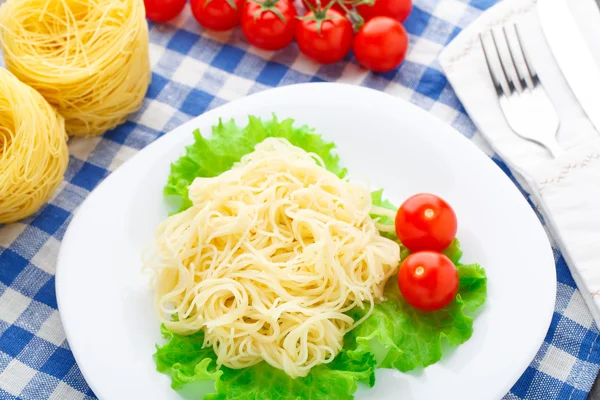 토마토와 맛 있는 스파게티 — 스톡 사진