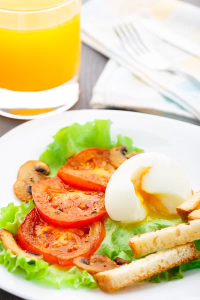 Light breakfast with soft egg, tomato and croutons — Stock Photo, Image