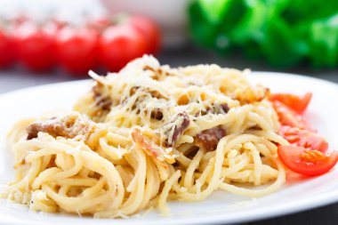 Pastırmalı ve peynirli spagetti.