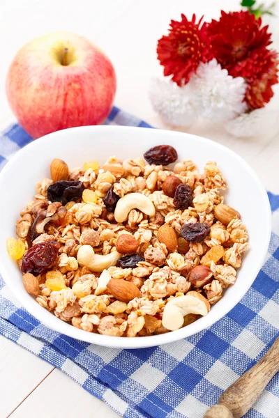 Healthy muesli breakfast with huts and raisin — Stock Photo, Image