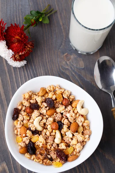 Healthy muesli breakfast with huts and raisin — Stock Photo, Image