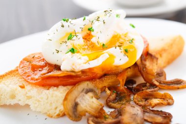 mantar ve domates haşlanmış yumurta