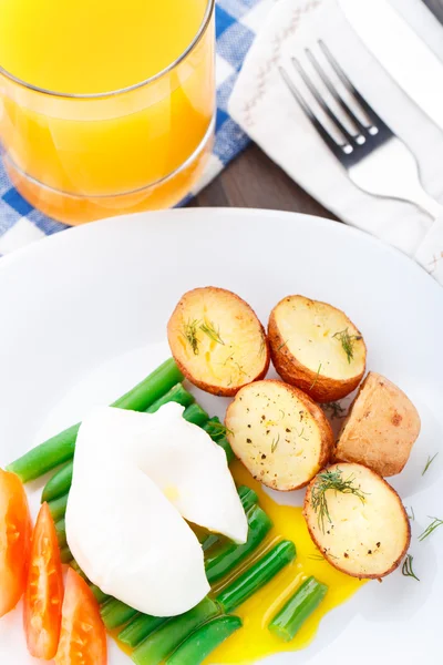 Huevo escalfado con frijoles franceses y patata al horno —  Fotos de Stock