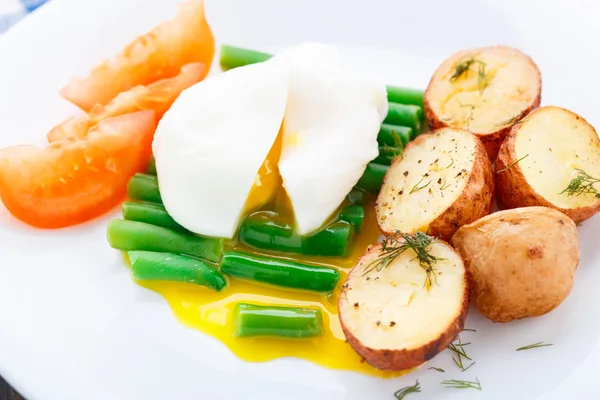 Pocherat ägg med franska bönor och bakad potatis — Stockfoto