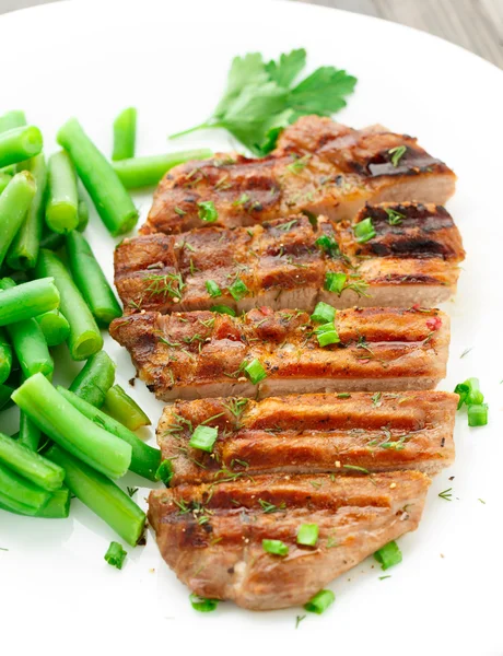 Bife de vaca com feijão verde — Fotografia de Stock