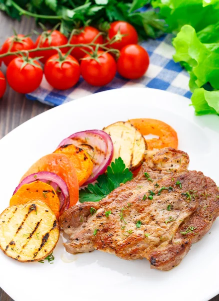 Steak mit gegrilltem Gemüse auf einem Teller — Stockfoto