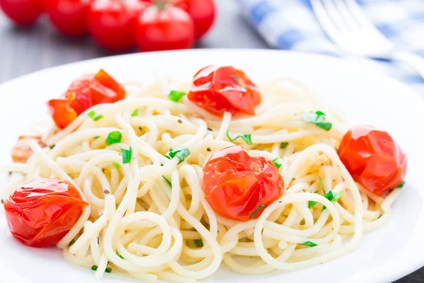 Spaghettis aux tomates rôties et aux herbes — Photo