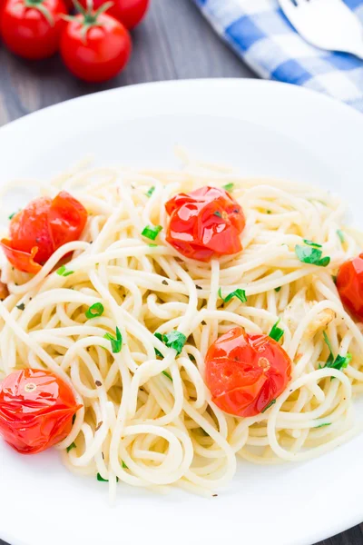 Spaghettis aux tomates rôties et aux herbes — Photo