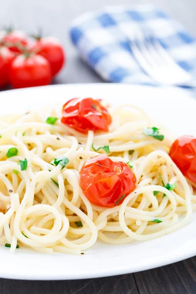 Spaghetti met geroosterde tomaten en kruiden — Stockfoto