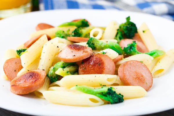 Pasta met kippenworst en broccoli — Stockfoto