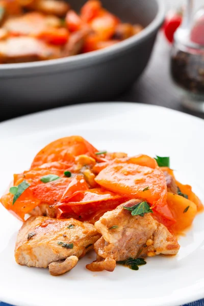 Gebakken varkensvlees met pan-geroosterde tomaten — Stockfoto