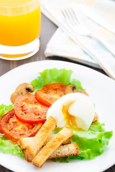 Lekkie śniadanie z miękkich jajek, pomidorów i grzankami — Zdjęcie stockowe