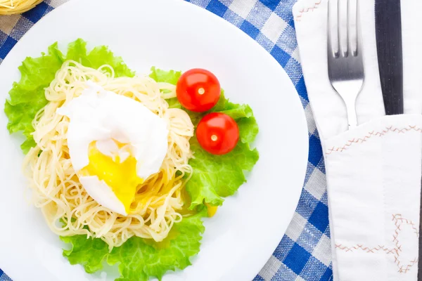 Deliciosos espaguetis con tomate y huevo escalfado — Foto de Stock