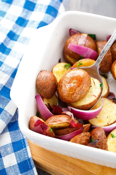 红洋葱烤的土豆 — 图库照片