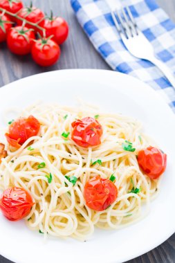 Spagetti Közlenmiş domates ve otlar ile