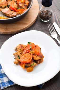 Tavada kavrulmuş domates soslu kızarmış domuz eti