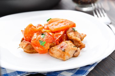 Tavada kavrulmuş domates soslu kızarmış domuz eti