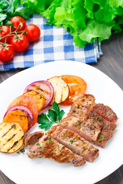 Bistecca con verdure grigliate su un piatto — Foto Stock