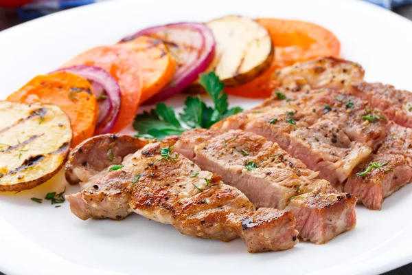 Filete con verduras a la parrilla en un plato — Foto de Stock