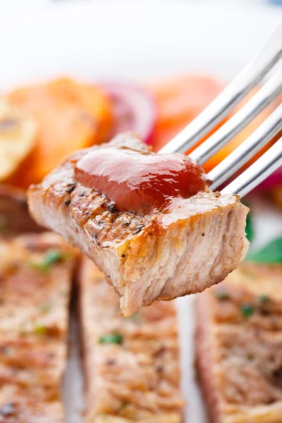Stück Steak auf Gabel — Stockfoto