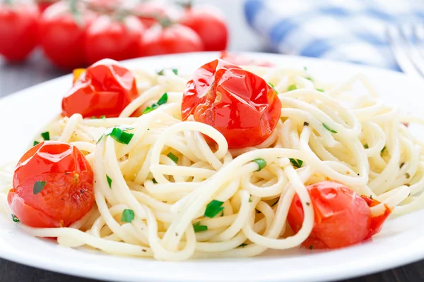 Espaguetis con tomates asados y hierbas —  Fotos de Stock