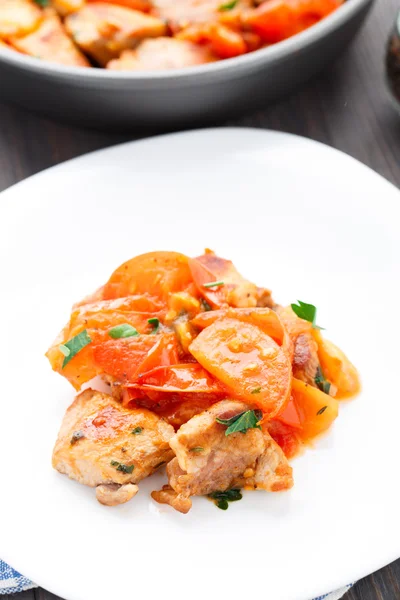 Gebakken varkensvlees met pan-geroosterde tomaten — Stockfoto