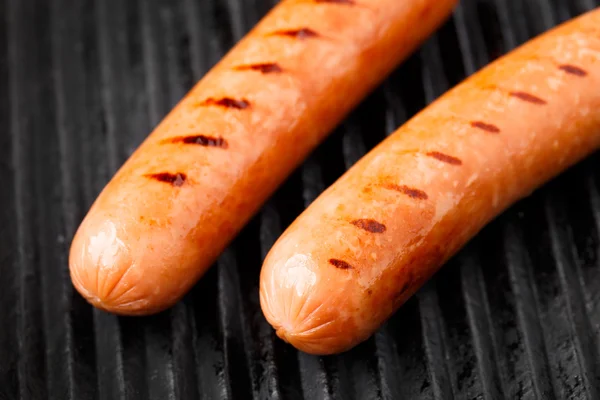 Salchichas en una parrilla — Foto de Stock