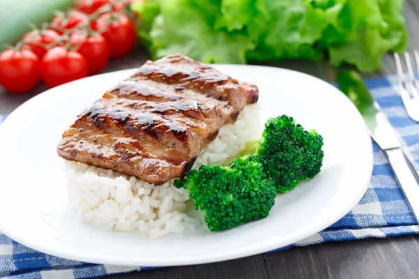 Costillas a la parrilla con arroz y brócoli —  Fotos de Stock