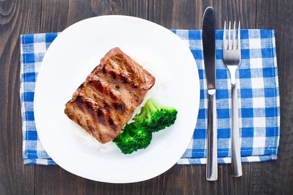 Costillas a la parrilla con arroz y brócoli — Foto de Stock