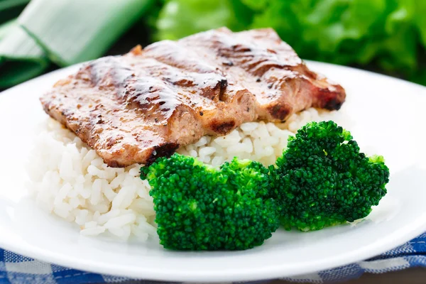 Grilled ribs with rice and broccoli — Stock Photo, Image