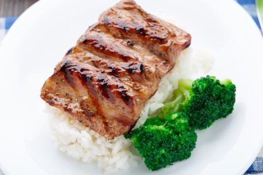 pirinç ve brokoli ile ızgara kaburga