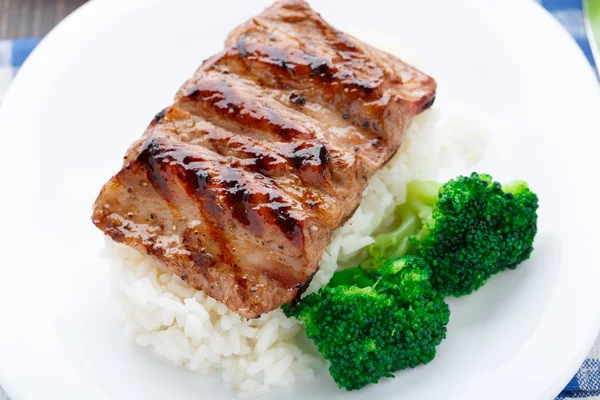 Gegrilde tussenribstuk met rijst en broccoli — Stockfoto