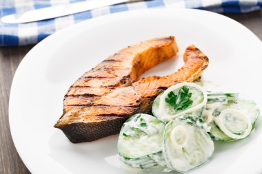 salatalık salatası ile ızgara somon