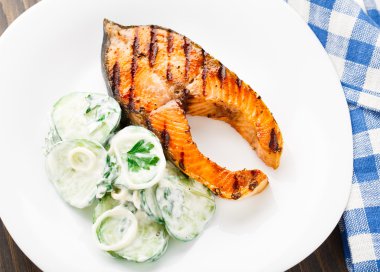 salatalık salatası ile ızgara somon