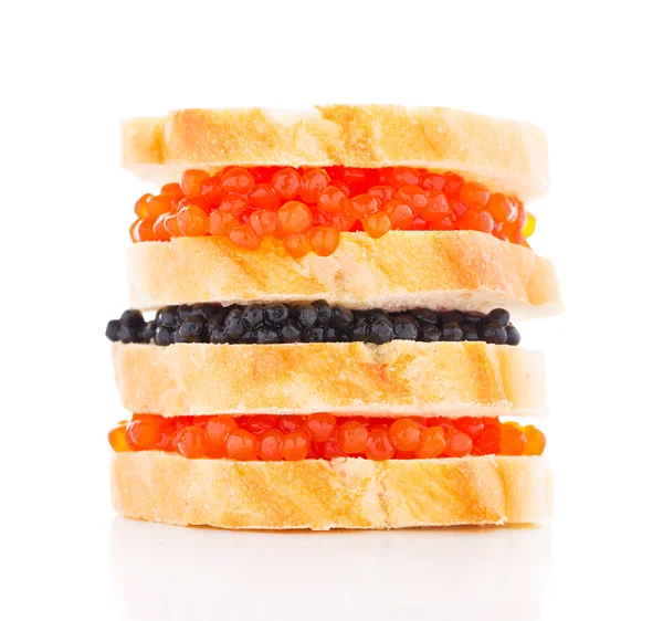 Großes Sandwich mit schwarzem und rotem Kaviar — Stockfoto