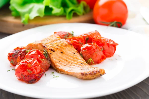 Salmón con tomates asados —  Fotos de Stock