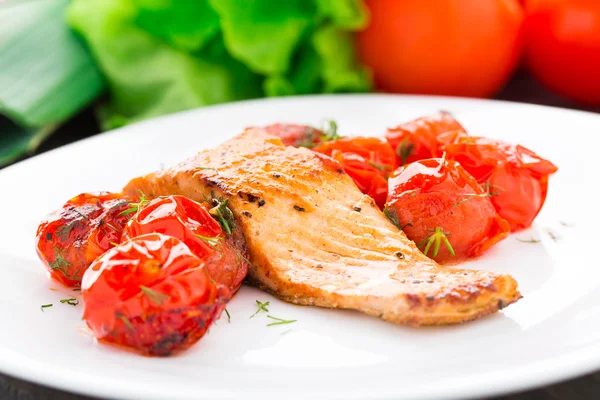 Zalm met geroosterde tomaten — Stockfoto