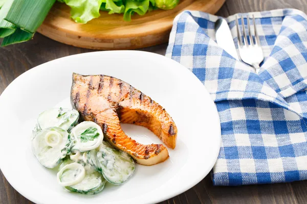 Gegrilde zalm met komkommer salade — Stockfoto