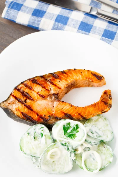 Gegrilde zalm met komkommer salade — Stockfoto