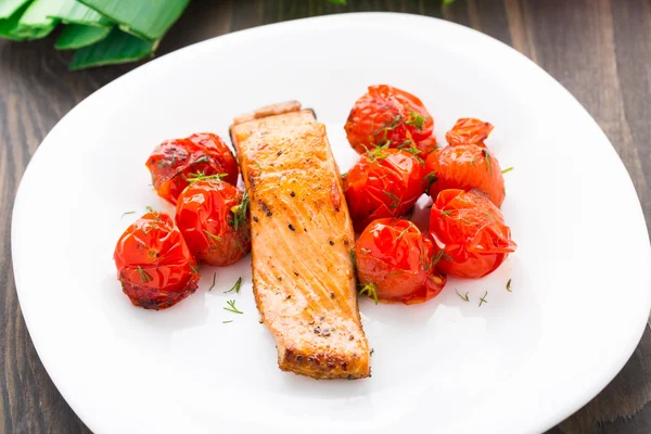 Zalm met geroosterde tomaten — Stockfoto