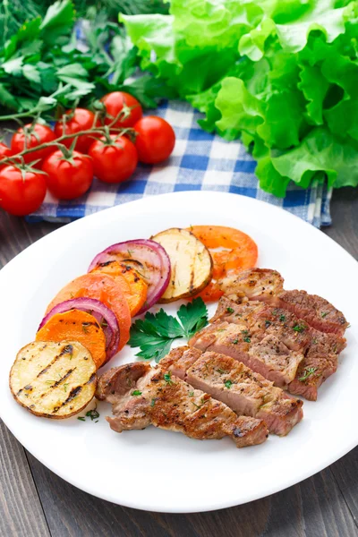 Steak s grilovanou zeleninou na talíři — Stock fotografie