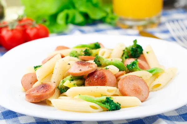 Pâtes avec saucisse de poulet et brocoli — Photo