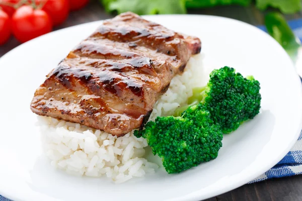 Costillas a la parrilla con arroz y brócoli —  Fotos de Stock